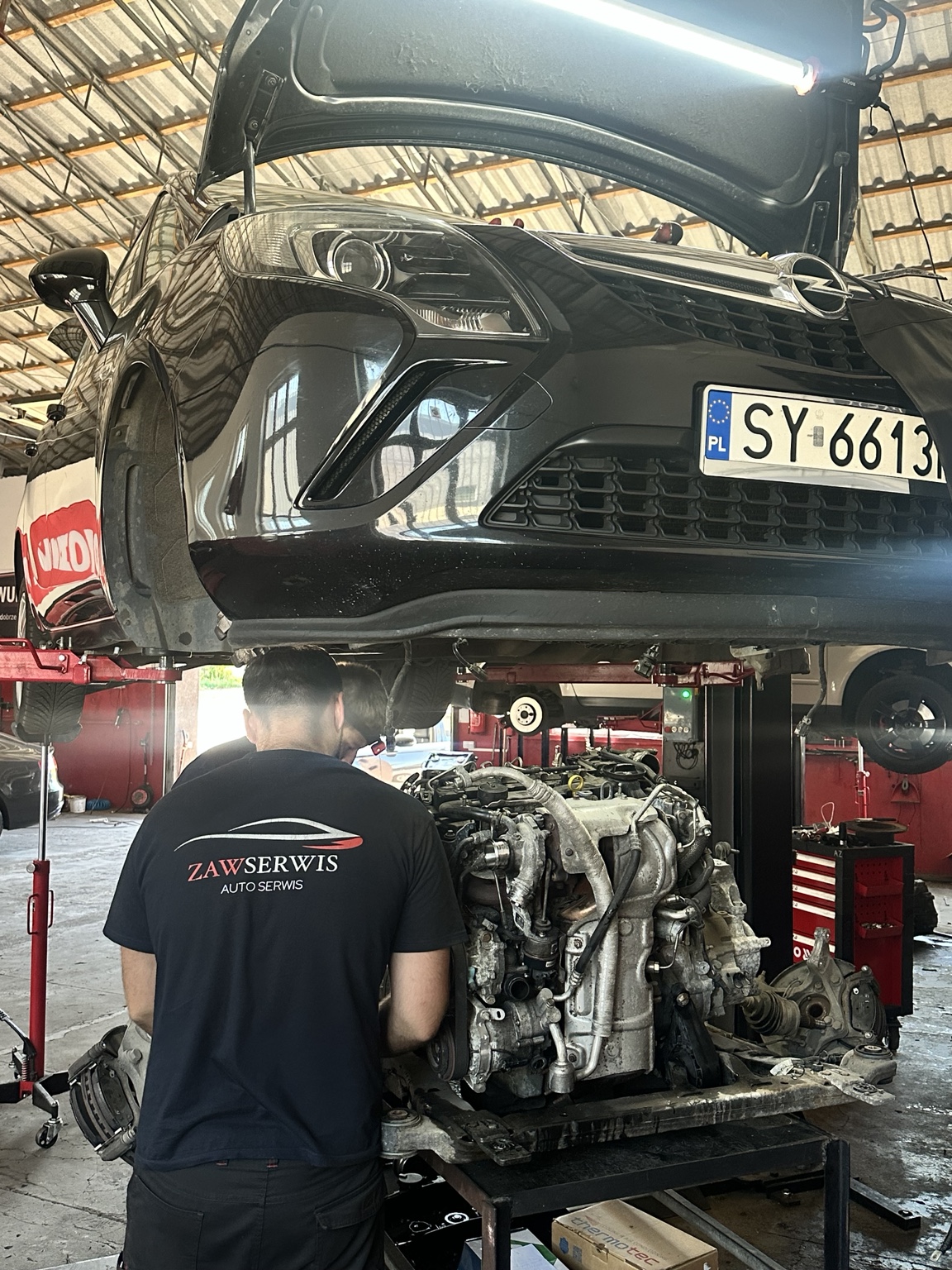 Mechanik ZAWSERWIS przy pracy